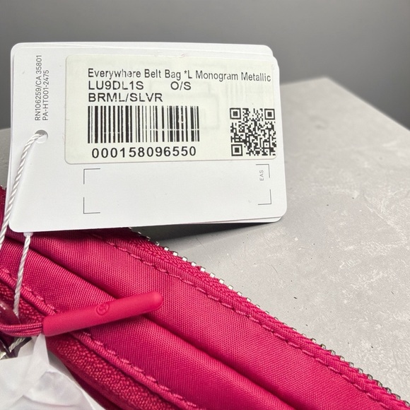 Lululemon Everywhere Belt Bag 1L *L Monogram Metallic Berry Rumble Silver - Picture 3 of 3